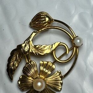 Vintage 1960s Gold tone Flower Brooch with 2 faux Pearls